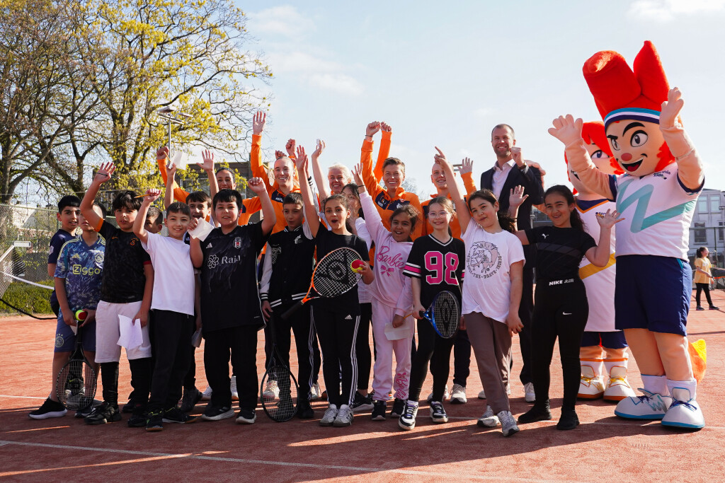 TeamNL tennist met meer dan honderd kinderen in aanloop naar Billie Jean King Cup